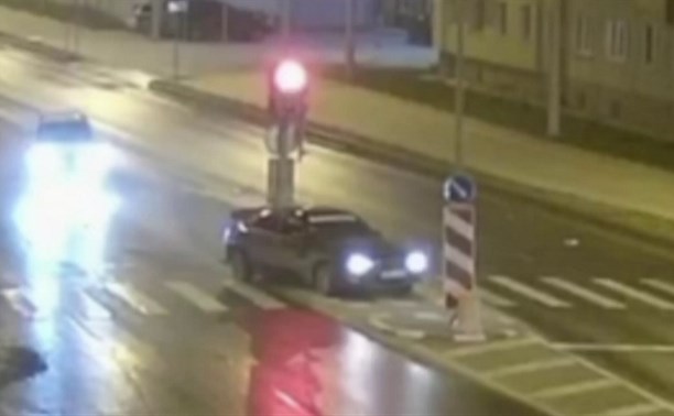 Авто с выключенными фарами врезалось ночью в иномарку в Южно-Сахалинске