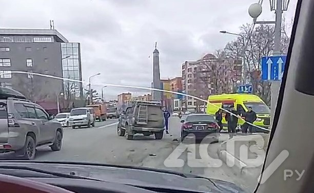 Реанимобиль прибыл к месту ДТП на улице Ленина в Южно-Сахалинске