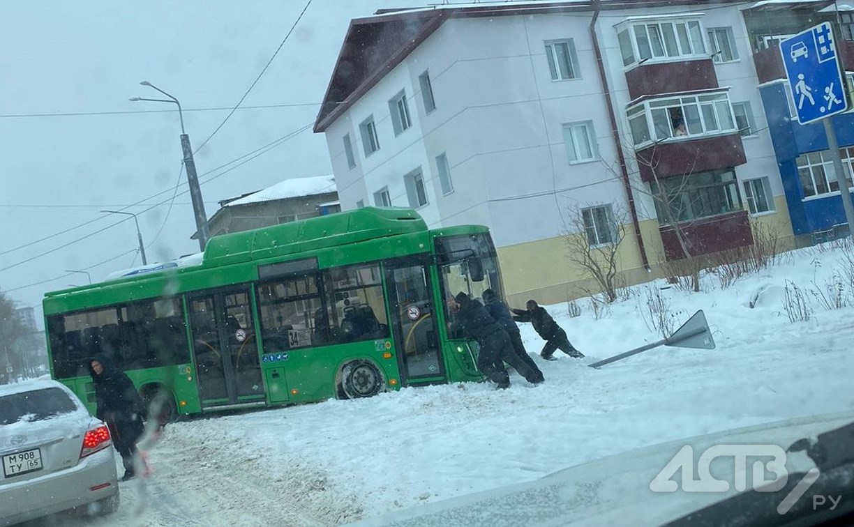 Маршрутный автобус вылетел с дороги и сбил знак в Южно-Сахалинске
