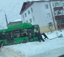 Маршрутный автобус вылетел с дороги и сбил знак в Южно-Сахалинске