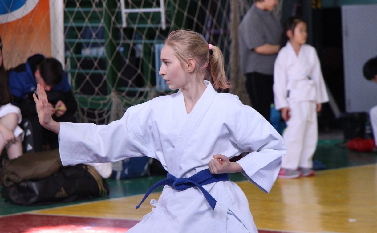 Более 250 спортсменов приняли участие в первенстве по каратэ в Холмске