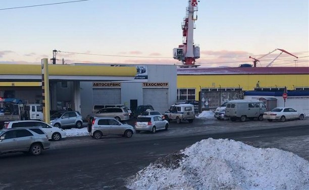 На заправках в Холмске закончился бензин На заправках в Холмске закончился бензин