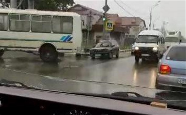 Брошенный автомобиль спровоцировал огромную пробку в Южно-Сахалинске