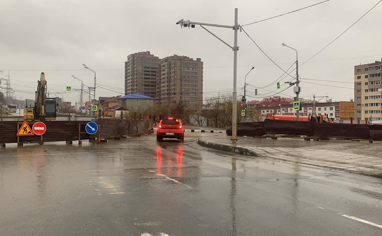 Движение на перекрестке улиц Горького-Пуркаева частично открыли в Южно-Сахалинске