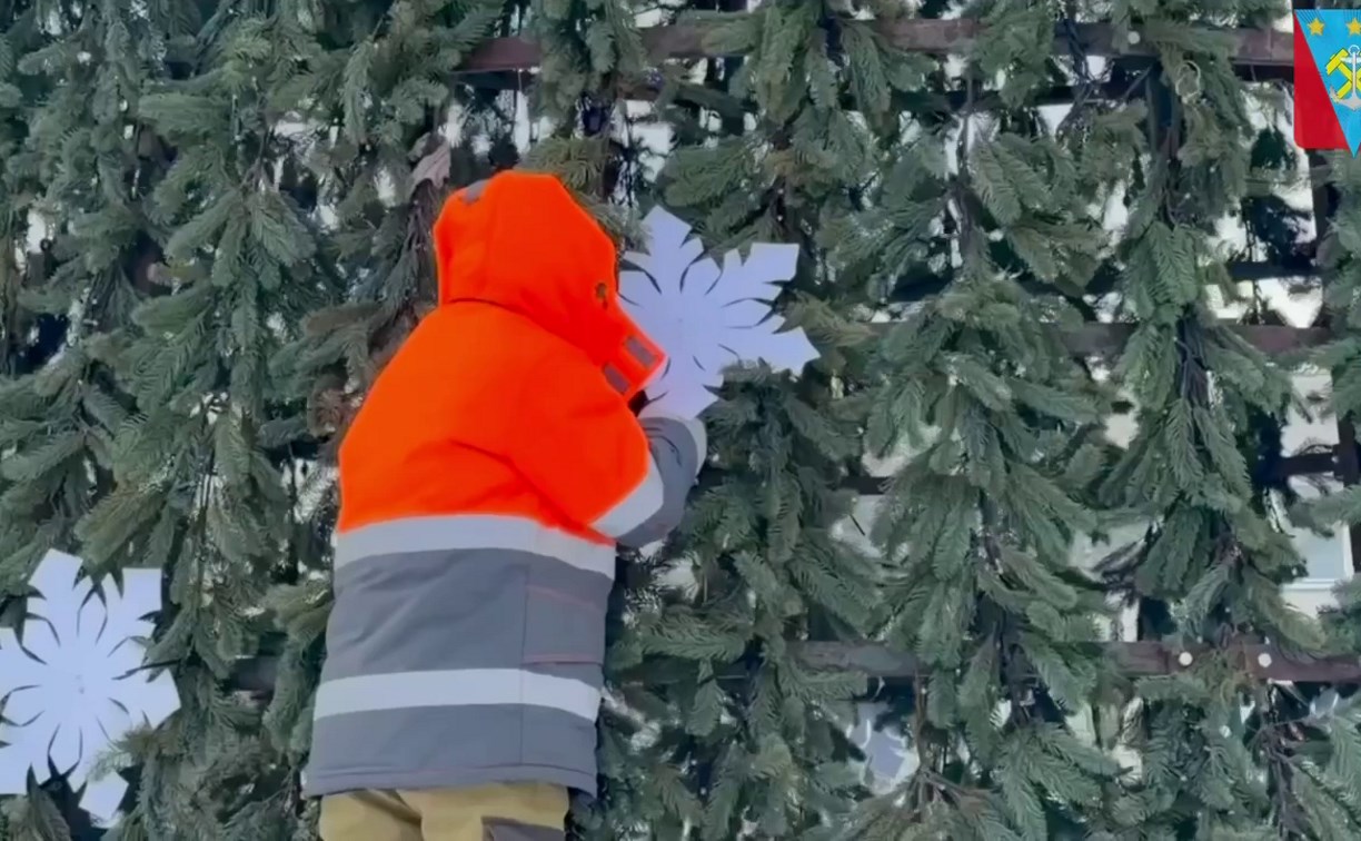 Объемные рукотворные снежинки украсят главную ёлку Углегорска