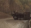Опрокинутый прицеп перегораживает часть дороги Углегорск - Шахтерск