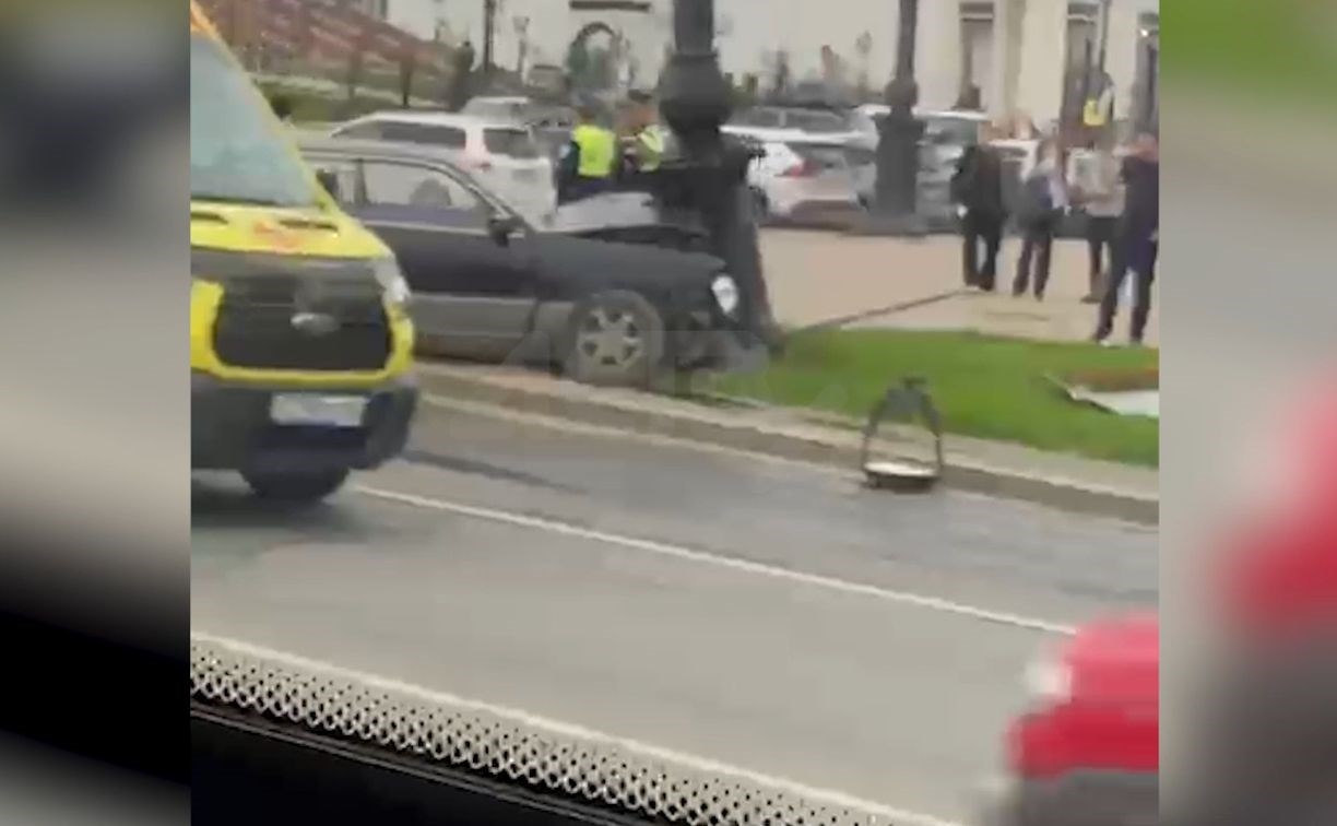 У площади Победы Южно-Сахалинска иномарка въехала в столб
