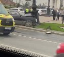 У площади Победы Южно-Сахалинска иномарка въехала в столб