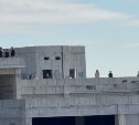 Подростки "распечатали" заброшенную многоуровневую парковку у парка в Южно-Сахалинске 