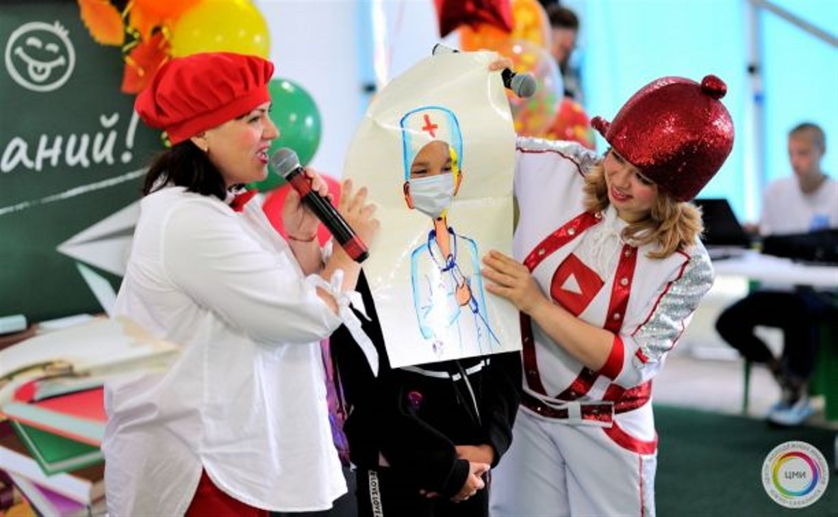 Сахалинские волонтеры собрали 41 портфель для детей из бедных семей