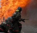 В Холмске пожарные тушили бесхозную постройку