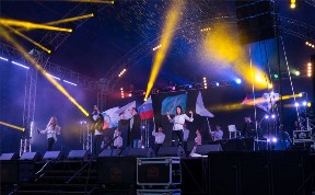Концертом группы "Банд'Эрос" и фейерверком завершился День молодежи в Южно-Сахалинске
