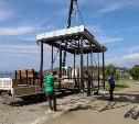 В Корсакове ставят новые современные остановки - жителей просят не вандалить