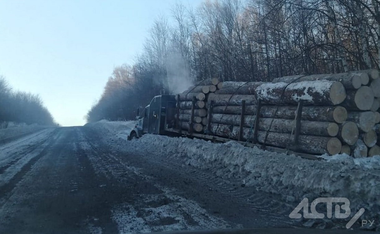 "Топливо кончается": третьи сутки водитель съехавшего с дороги лесовоза на Сахалине в мороз ждёт помощи 