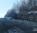 "Топливо кончается": третьи сутки водитель съехавшего с дороги лесовоза на Сахалине в мороз ждёт помощи 