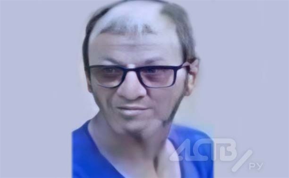 Подозреваемого в краже подростковой куртки из парикмахерской ищет полиция Корсакова