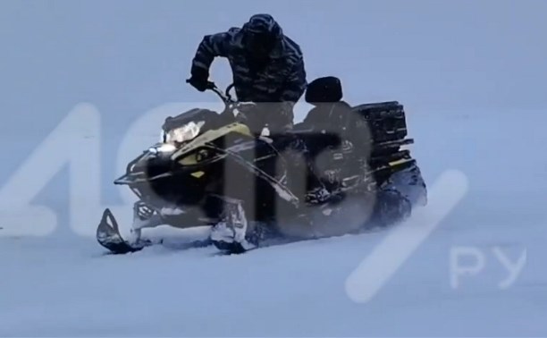 "Без страха": сахалинец эвакуировал людей в Стародубском на личном снегоходе