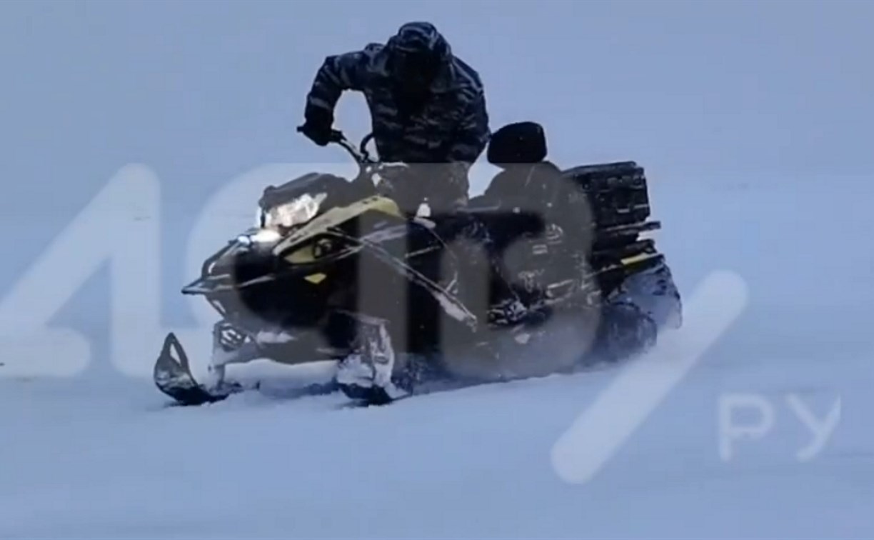 "Ценой своей безопасности и жизни": сахалинец эвакуировал людей в Стародубском на личном снегоходе