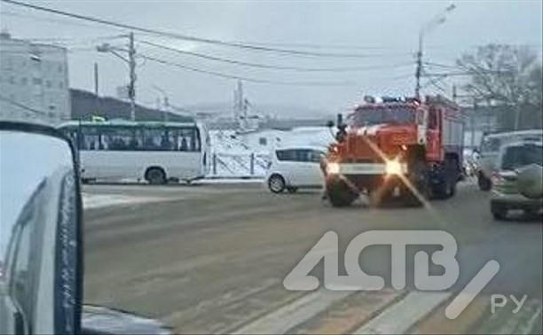 Легковушка врезалась в пожарную машину в Южно-Сахалинске