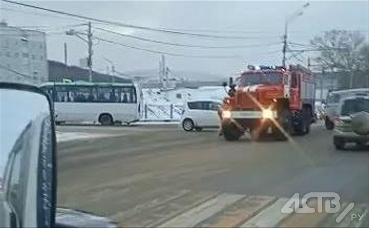 Легковушка врезалась в пожарную машину в Южно-Сахалинске