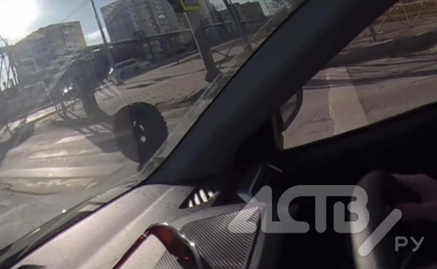 Колесо на ходу отвалилось у внедорожника на перекрёстке в Южно-Сахалинске