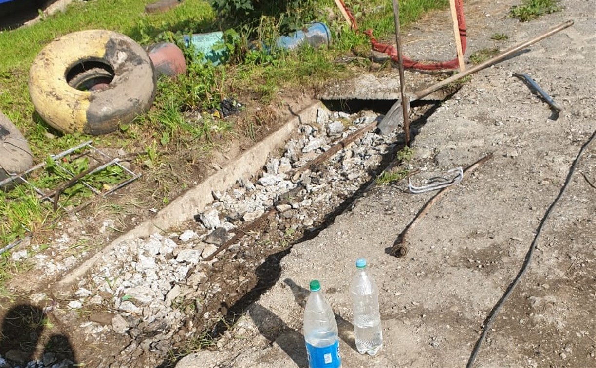 Участок теплотрассы в Южно-Сахалинске засыпан кусками бетона