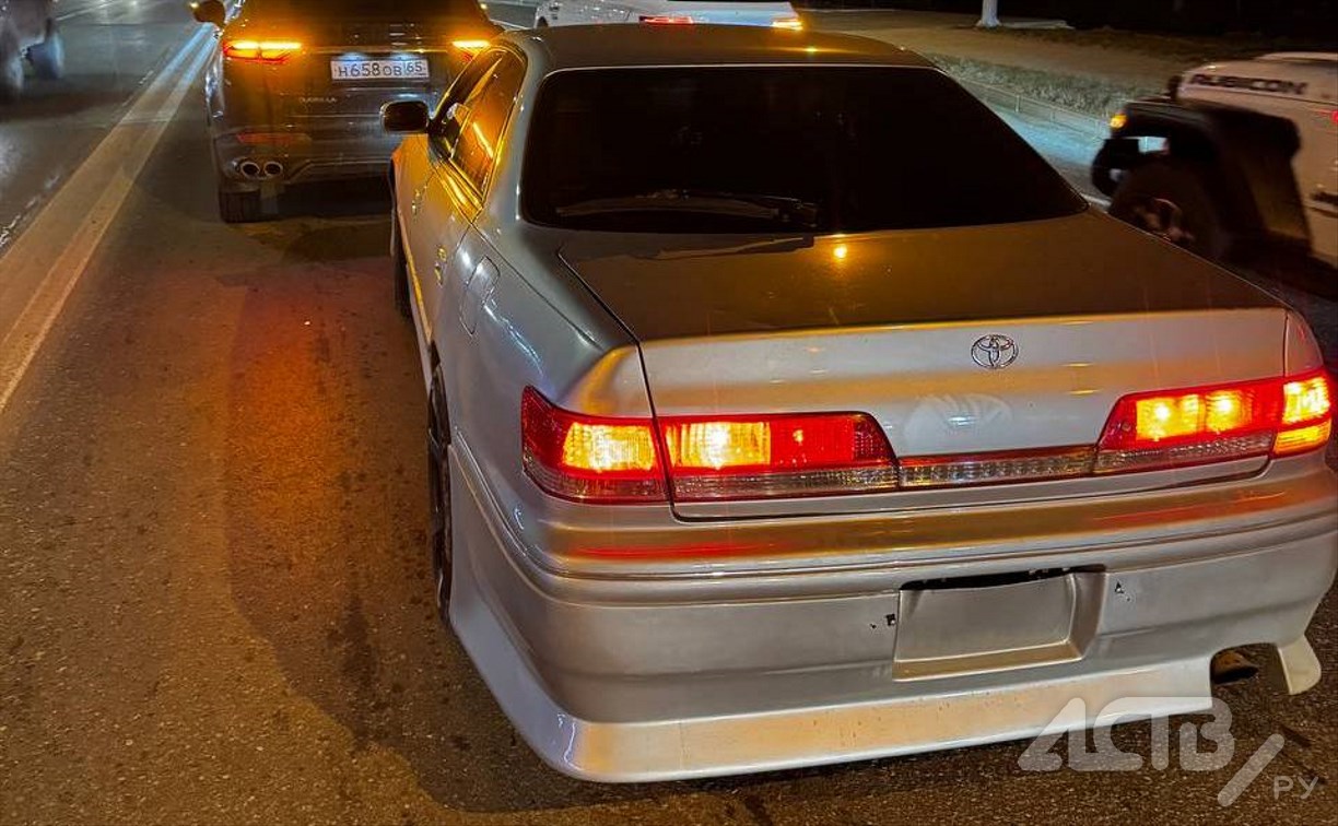 Водитель без прав на машине без номеров скрылся с места ДТП в Южно-Сахалинске - его ищут пострадавшие