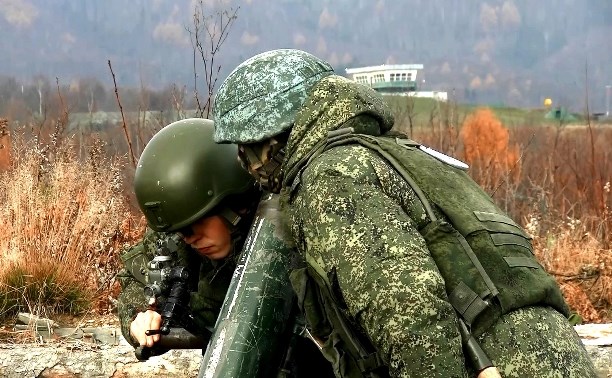 Мобилизованные артиллеристы на сахалинском полигоне уничтожили условного противника из миномётов