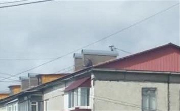 Мужчина пытался спрыгнуть с крыши многоэтажки в Южно-Сахалинске