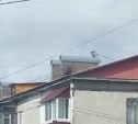 Мужчина пытался спрыгнуть с крыши многоэтажки в Южно-Сахалинске