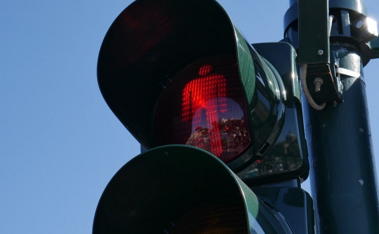 Внимание: новый светофор установили в центре Южно-Сахалинска 