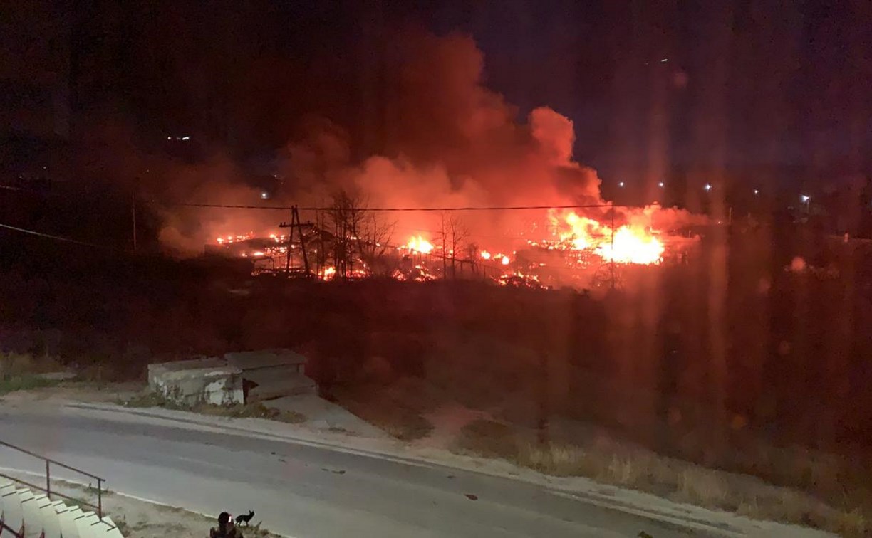 Пожар на площади 1000 квадратных метров тушат в Охе