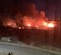 Пожар на площади 1000 квадратных метров тушат в Охе