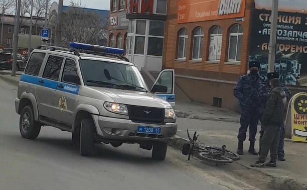 Лежащего на дороге велосипедиста увезли в больницу в Южно-Сахалинске