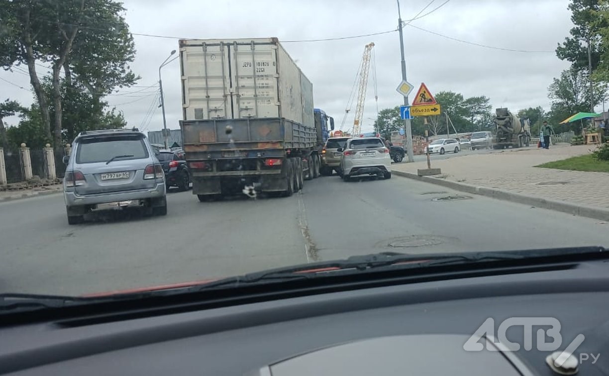 В Южно-Сахалинске на въезде на мост произошло серьёзное ДТП