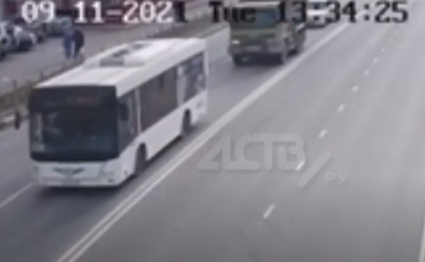 Появилось видео за секунду до аварии с автобусом в Южно-Сахалинске