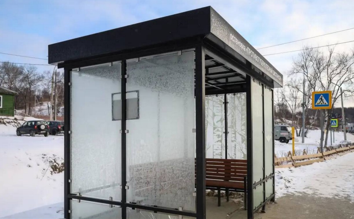 В Корсакове вандалы разбили стёкла трёх остановочных павильонов