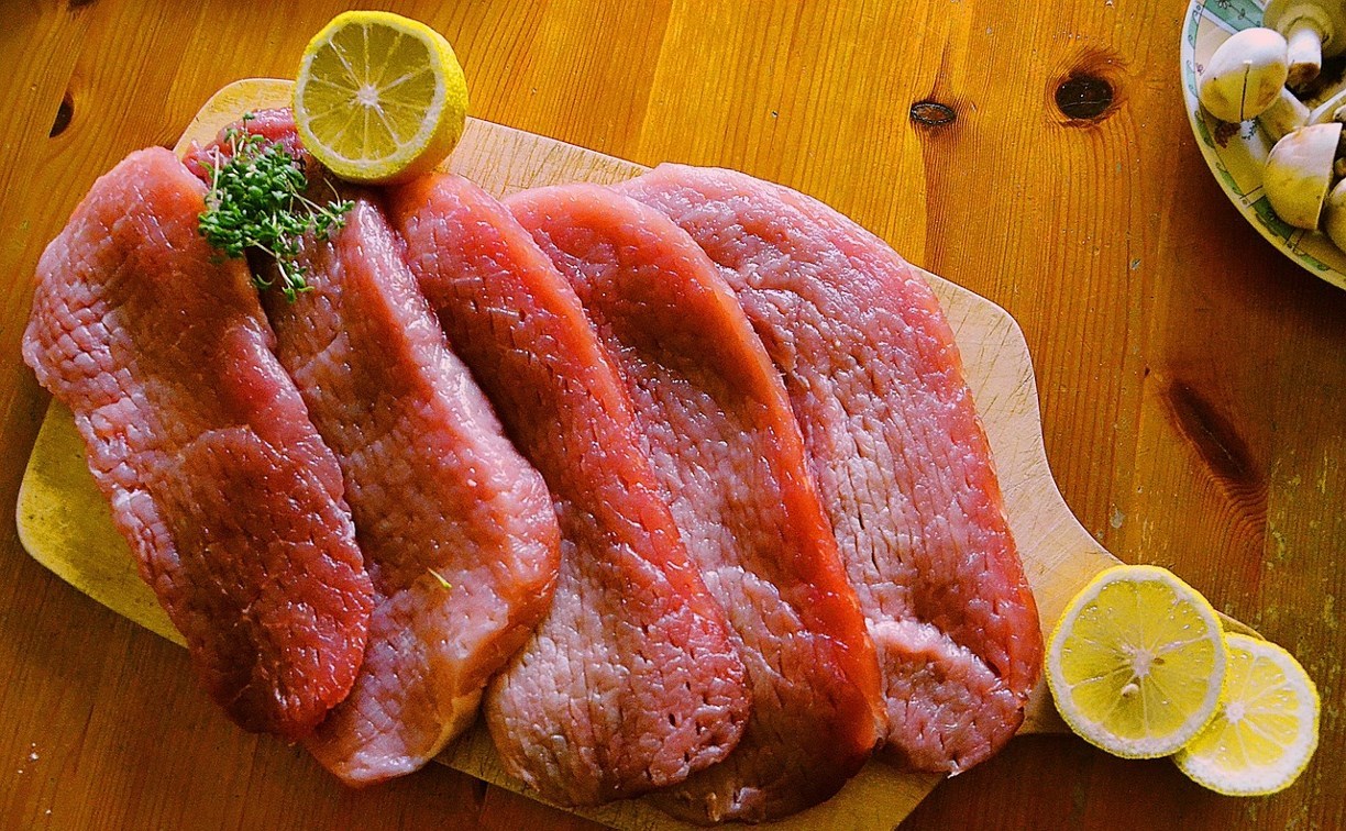 Сахалинского мясного оптовика поймали с партией свинины с аннулированными документами 