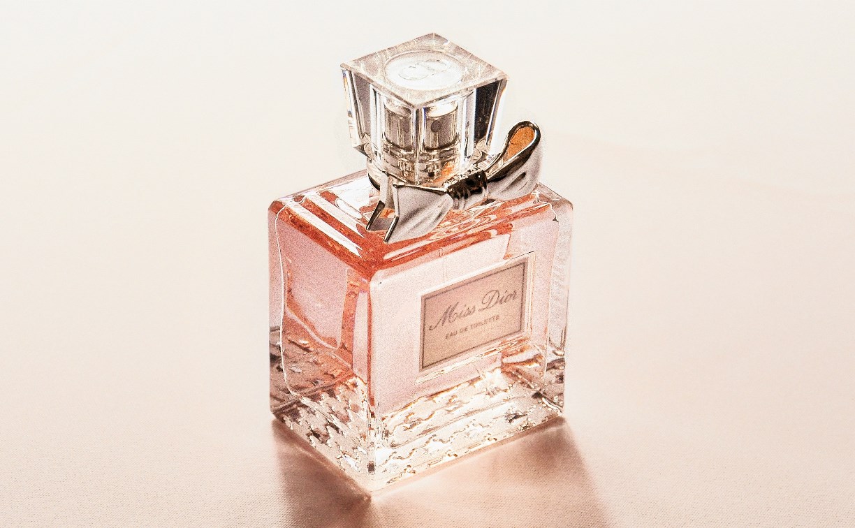 Грабитель на Сахалине утащил два флакона духов на глазах сотрудника магазина 