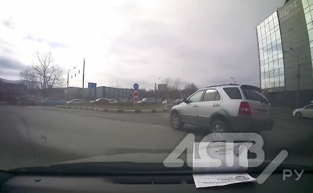 В Южно-Сахалинске нарушитель ПДД перестроил маршрут автомобилистки на кольце