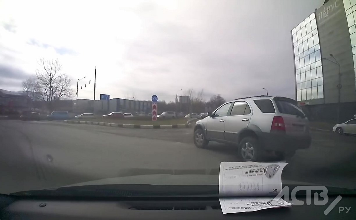 В Южно-Сахалинске нарушитель ПДД перестроил маршрут автомобилистки на кольце