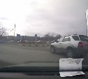 В Южно-Сахалинске нарушитель ПДД перестроил маршрут автомобилистки на кольце