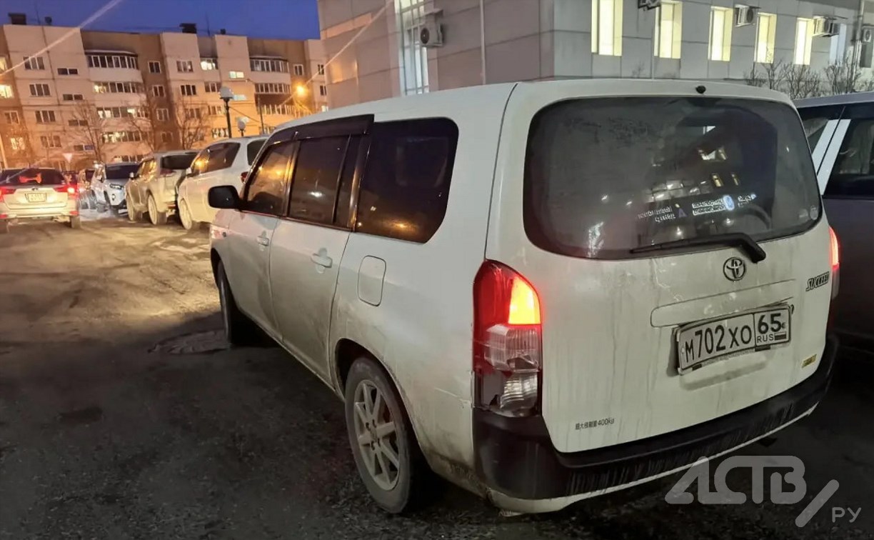 Неизвестный автомобиль врезался в стоящую машину и скрылся с места ДТП в Южно-Сахалинске