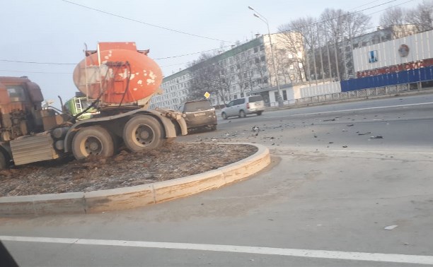 Бензовоз и минивэн столкнулись в Южно-Сахалинске