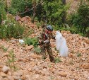 Посетители сахалинского "Горного воздуха" сбрасывают мусор за барьерное ограждение