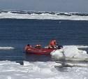 Рыбака уносит на льдине в море в Долинском районе