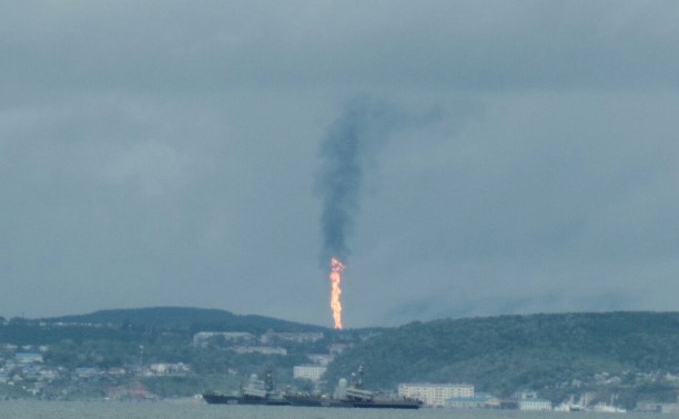 Огромный факел завода СПГ озаряет Корсаков