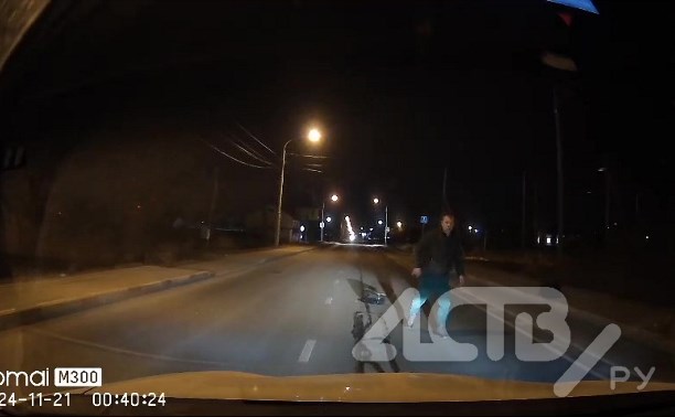 "Сюда иди!": пешеход распугивал автомобили посреди дороги в Южно-Сахалинске