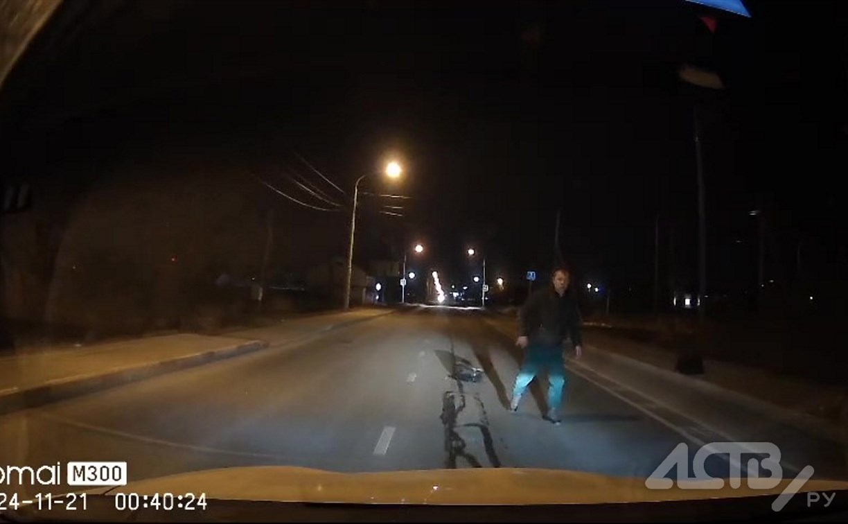 "Сюда иди!": пешеход распугивал автомобили посреди дороги в Южно-Сахалинске