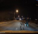 "Сюда иди!": пешеход распугивал автомобили посреди дороги в Южно-Сахалинске